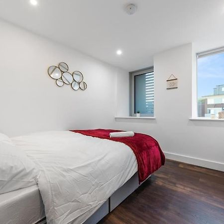 Sleep 7 20 Mins From London Waterloo Bp8 Apartment Ngoại thất bức ảnh