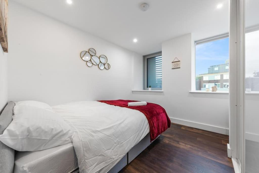 Sleep 7 20 Mins From London Waterloo Bp8 Apartment Ngoại thất bức ảnh