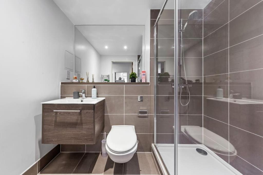Sleep 7 20 Mins From London Waterloo Bp8 Apartment Ngoại thất bức ảnh