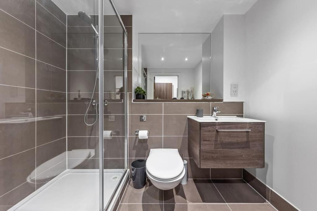 Sleep 7 20 Mins From London Waterloo Bp8 Apartment Ngoại thất bức ảnh