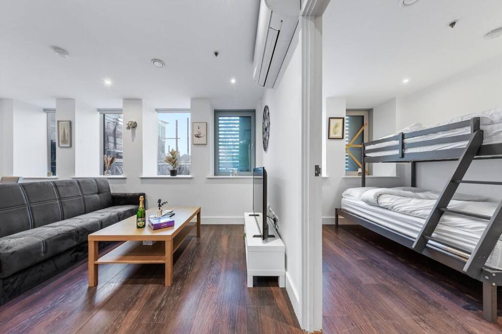 Sleep 7 20 Mins From London Waterloo Bp8 Apartment Ngoại thất bức ảnh