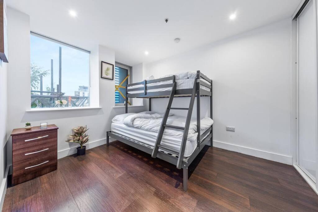 Sleep 7 20 Mins From London Waterloo Bp8 Apartment Ngoại thất bức ảnh