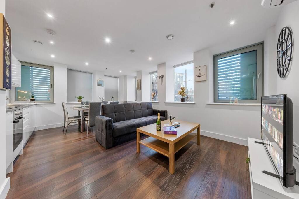 Sleep 7 20 Mins From London Waterloo Bp8 Apartment Ngoại thất bức ảnh