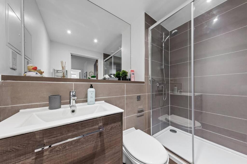 Sleep 7 20 Mins From London Waterloo Bp8 Apartment Ngoại thất bức ảnh