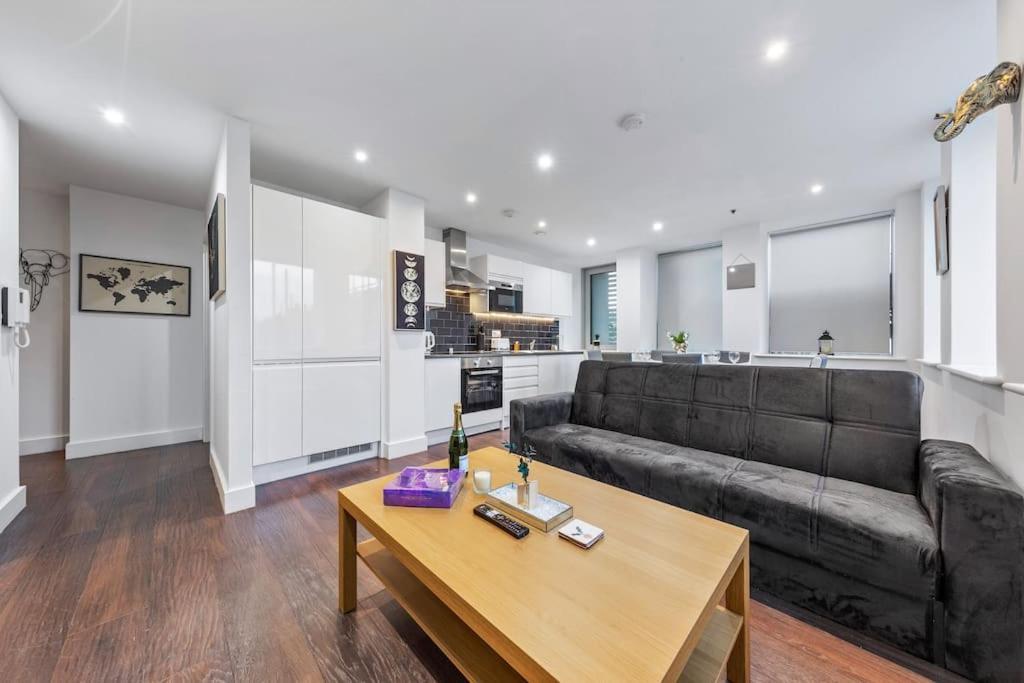 Sleep 7 20 Mins From London Waterloo Bp8 Apartment Ngoại thất bức ảnh
